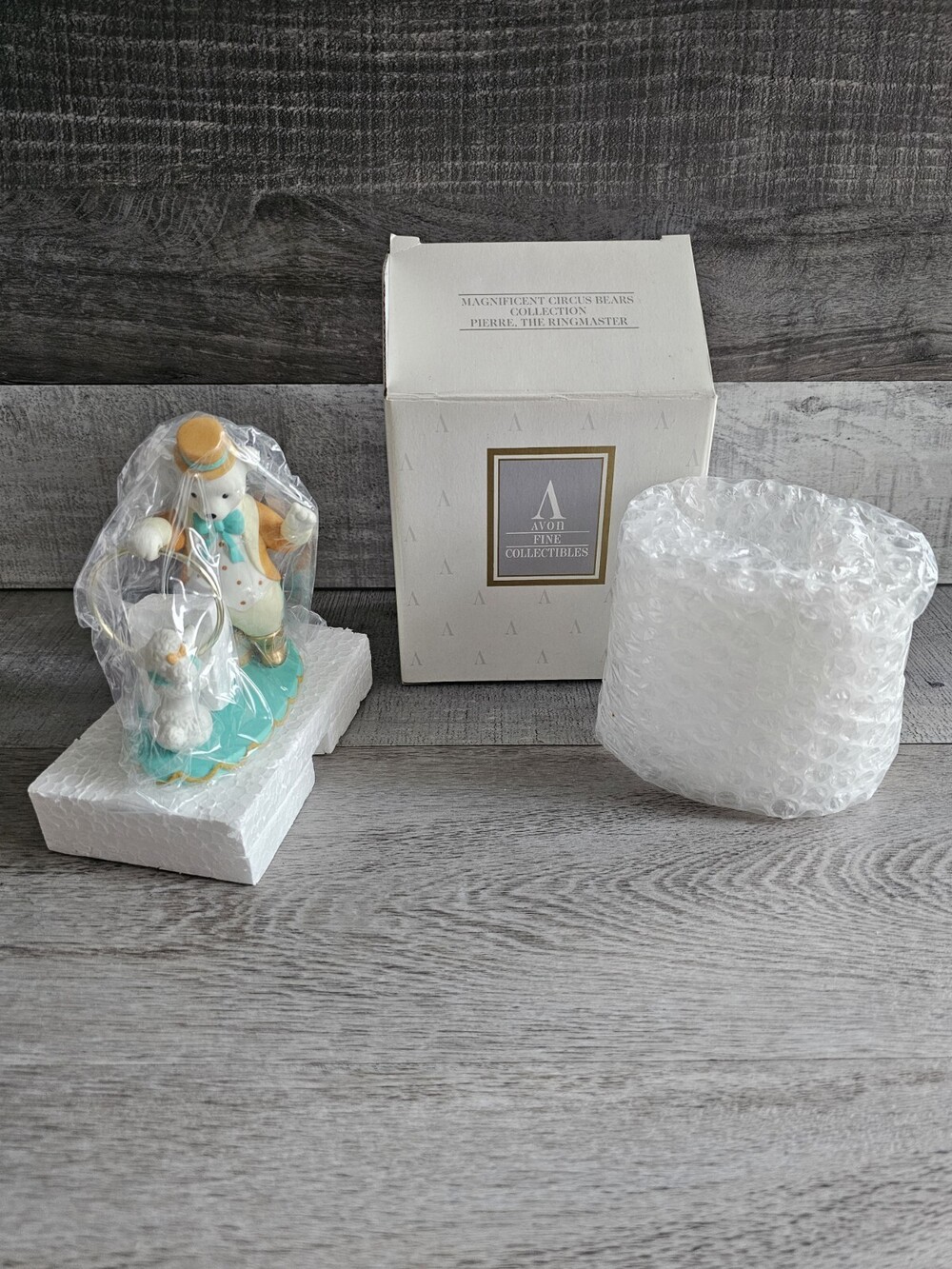 Avon Magnificent Bears Ringmaster Fine Porcelain Figurine 1993 New